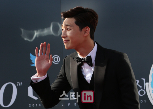 박서준 '귀여운 인사'                                                                                                                                                                    