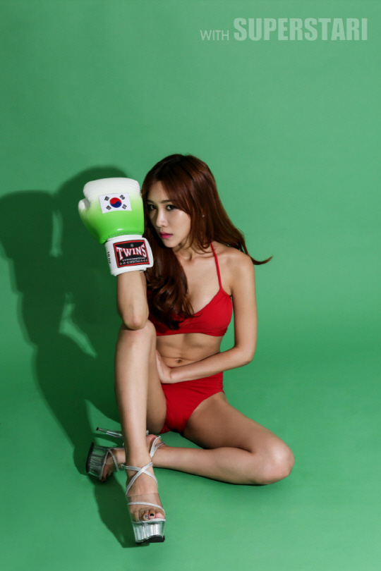  윤채원, 빨간 비키니 입고  도발 포즈.."한판 붙자. 브라질"                                                                                                                               