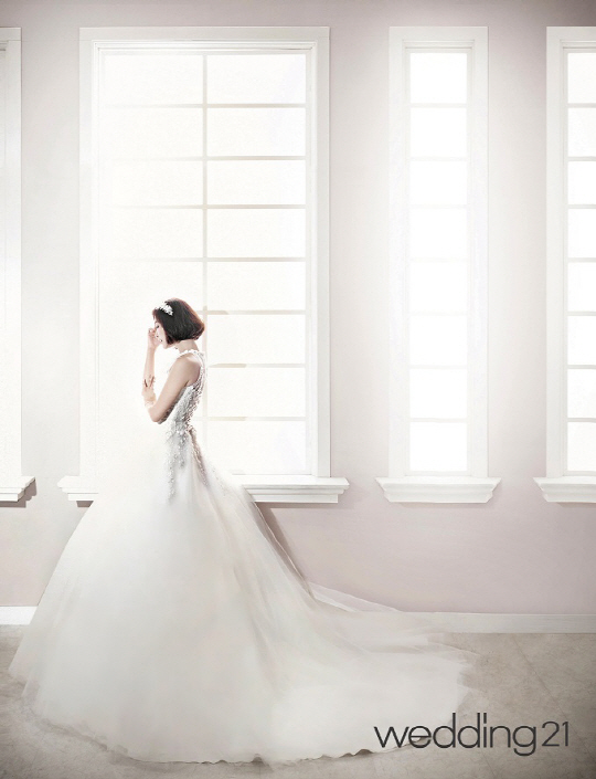 웨딩드레스 입은 박효주, '완벽한 8등신 몸매'                                                                                                                                             