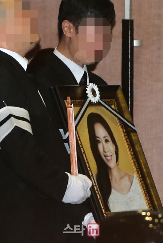 영정속 밝게 웃는 故 유채영                                                                                                                                                                        