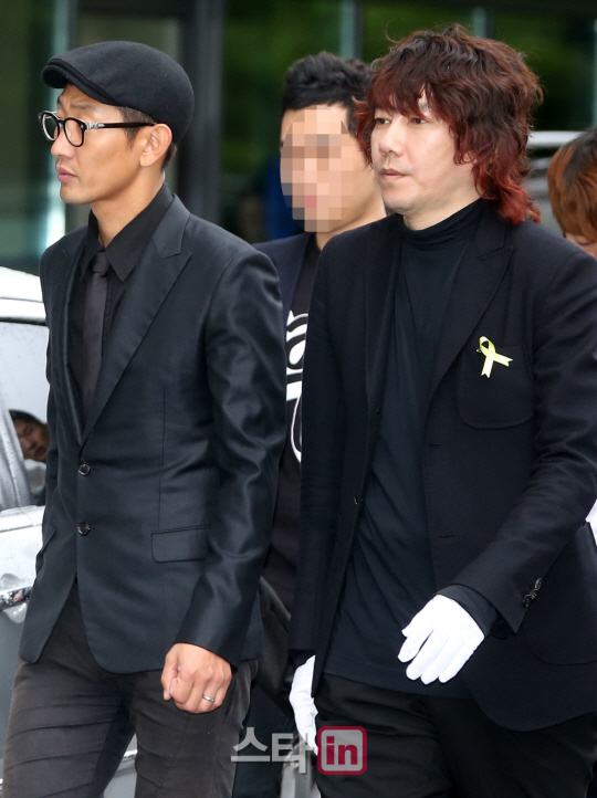 故 유채영 발인식 참석한 김창렬-김장훈                                                                                                                                                             