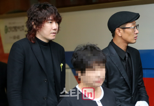 故 유채영 발인식 참석한 김장훈-김창렬                                                                                                                                                             