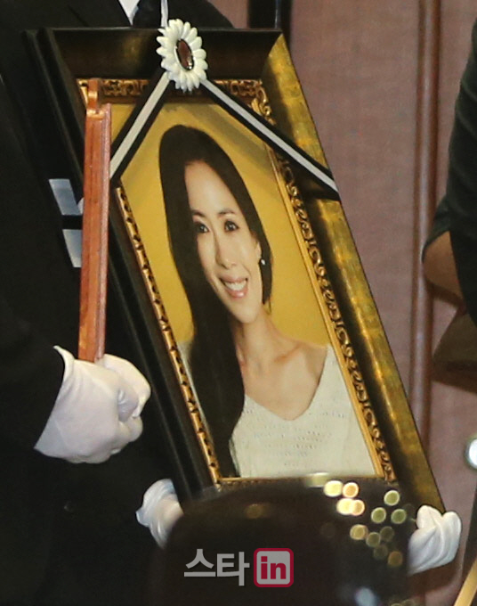 故 유채영, 밝은 미소 띈 영정사진                                                                                                                                                                  