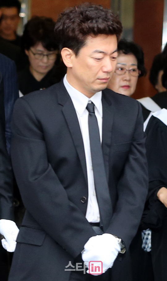 故 유채영 마지막길 함께하는 개그맨 김경식                                                                                                                                                         