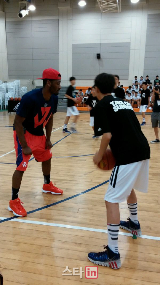  유망주를 1대1 수비하는 존 월                                                                                                                                                                     