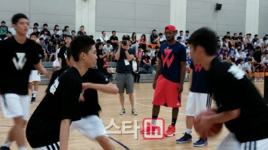  유망주들의 플레이 하나 놓치지 않으려는 존 월                                                                                                                                                     