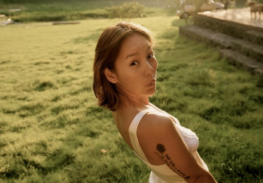 이효리, 웨딩드레스 입고 `빼꼼`                                                                                                                                                                    