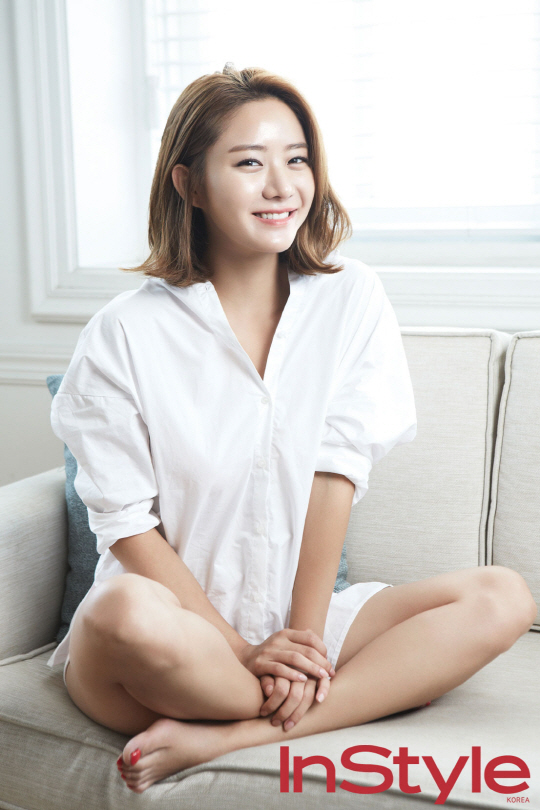  한그루, 화보 공개 '싱그러운 청순 미소'                                                                                                                                                 