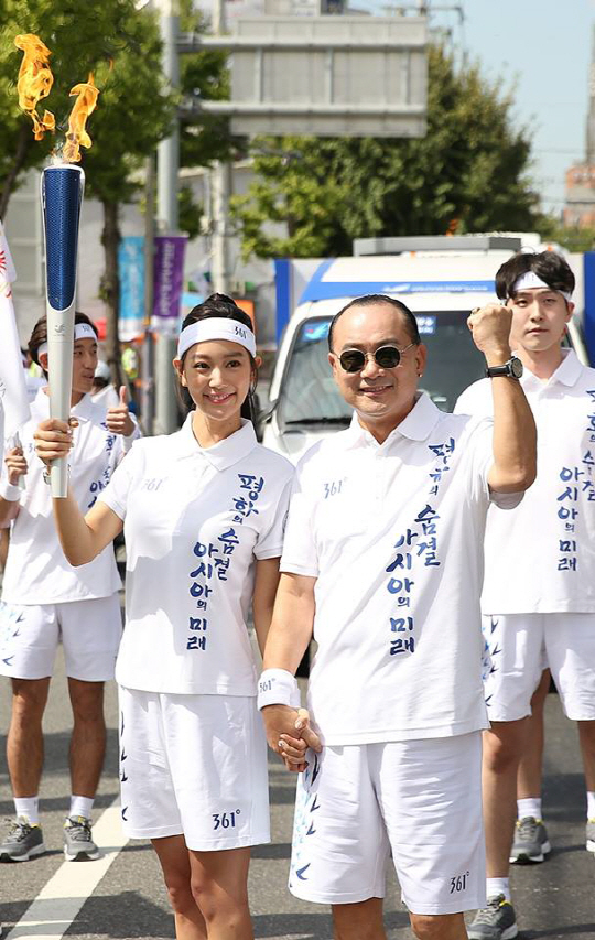 클라라 부녀 성화 봉송, `손에 손잡고` 인천아시안게임 향해                                                                                                                                                