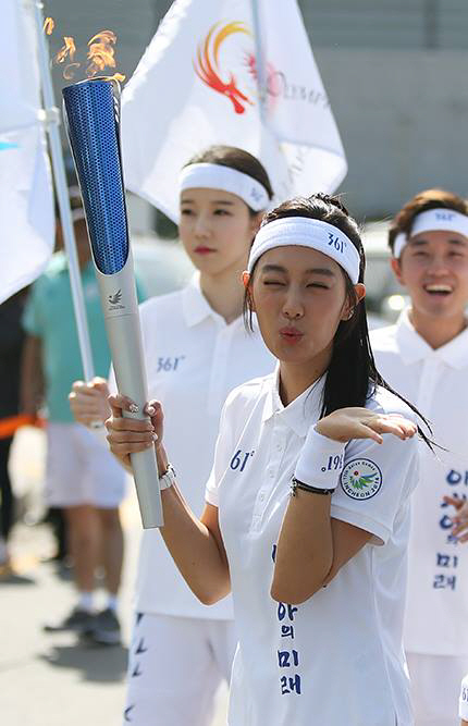  클라라, 윙크-키스 날리며 인천AG 성화 봉송                                                                                                                                                        