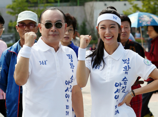  <아시안게임 D-1> 기념촬영하는 배우 클라라                                                                                                                                                        