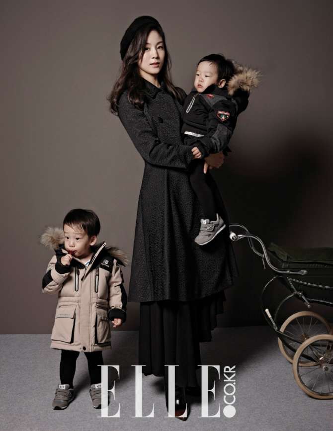  서언·서준, 엄마 문정원 곁에서 서로 다른 표정                                                                                                                                                    