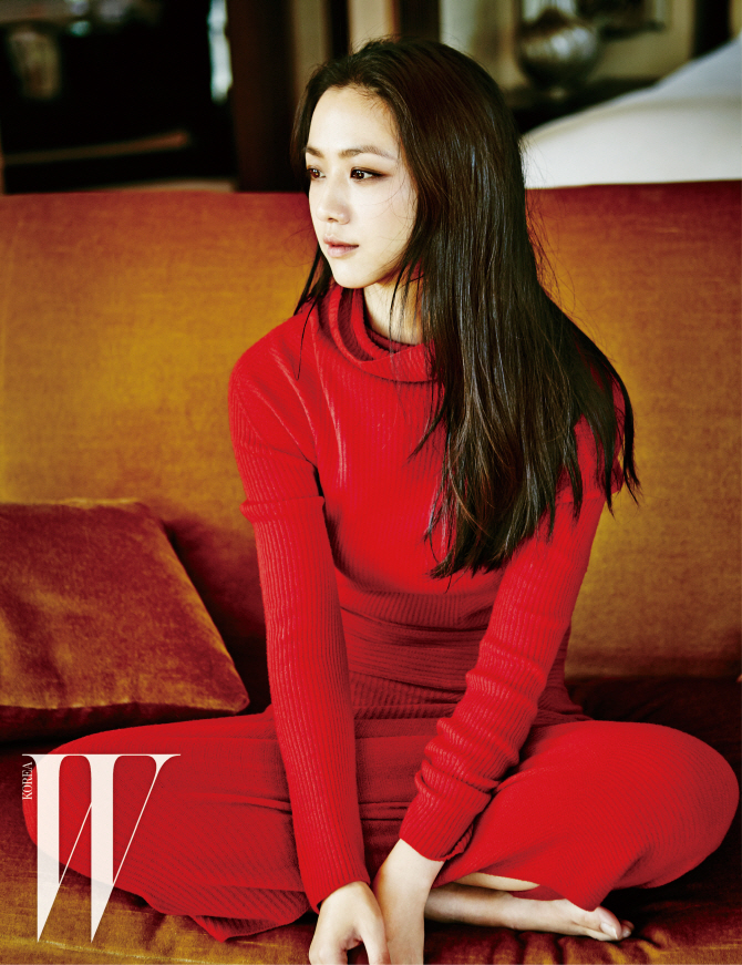 탕웨이 결혼 후 첫 화보..노출 없이도 `관능+우월`                                                                                                                                                         