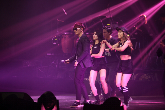  손호영, 백지영과 돈독한 우정 과시.. 대구 콘서트 등장                                                                                                                                             
