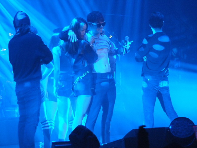 손호영, 백지영과 `내 귀에 캔디` 선보여.. `복근`으로 마무리                                                                                                                                              