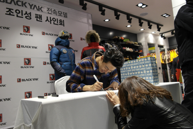  조인성, 女心 녹이는 미소                                                                                                                                                                         