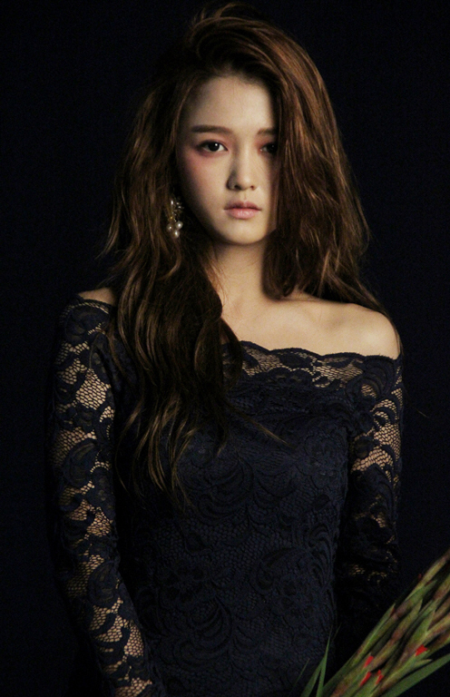  남보라, 블랙 시스로 원피스..과감한 어깨노출                                                                                                                                                      