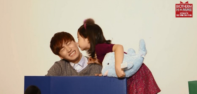  이하루, 타블로에 볼뽀뽀.. 타블로 `헤벌쭉`                                                                                                                                                        