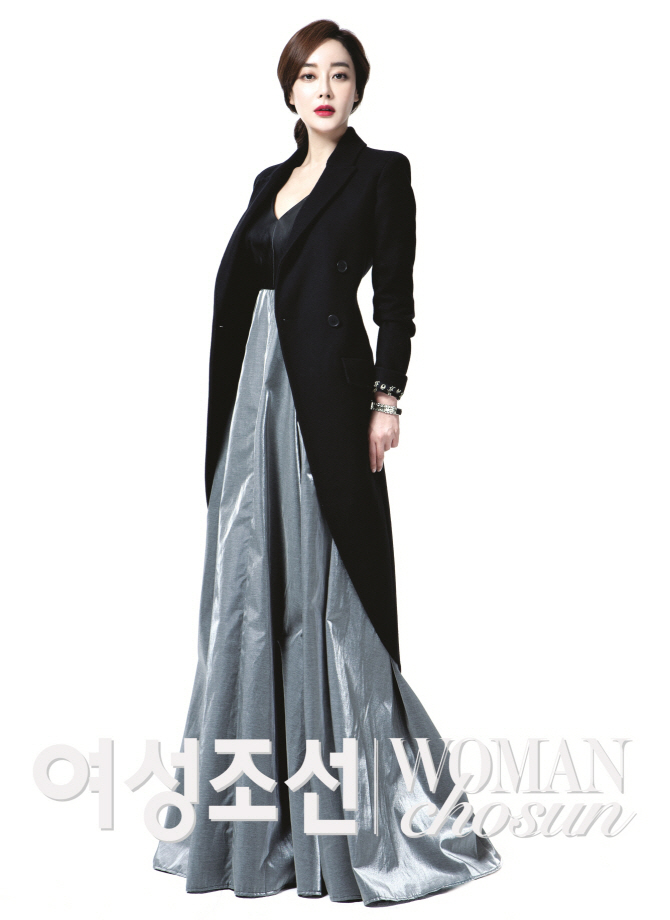 김혜은 패션화보, 강렬한 레드립스틱..`고혹적 눈빛`                                                                                                                                                       