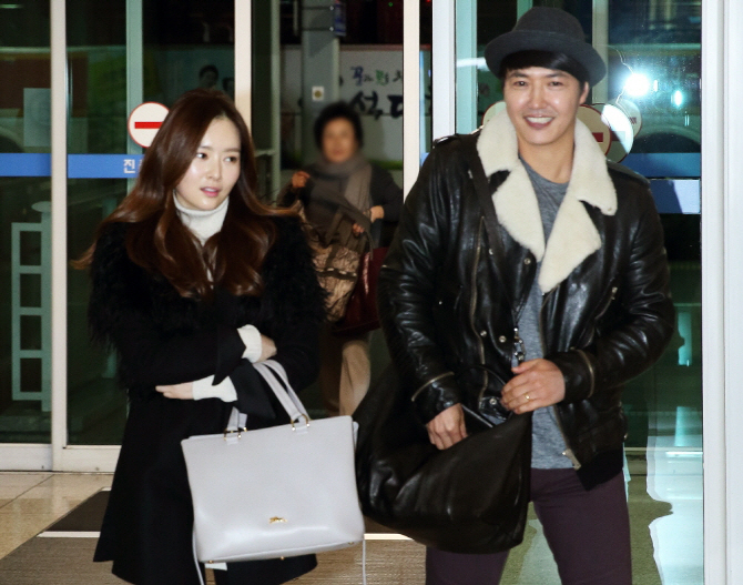 윤상현-메이비 커플, 하와이 출국 '시크한 공항 패션'                                                                                                                                            