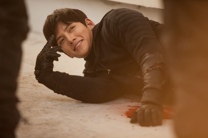 지창욱, 촬영 중 깜찍 브이(V) '귀요미'                                                                                                                                                   