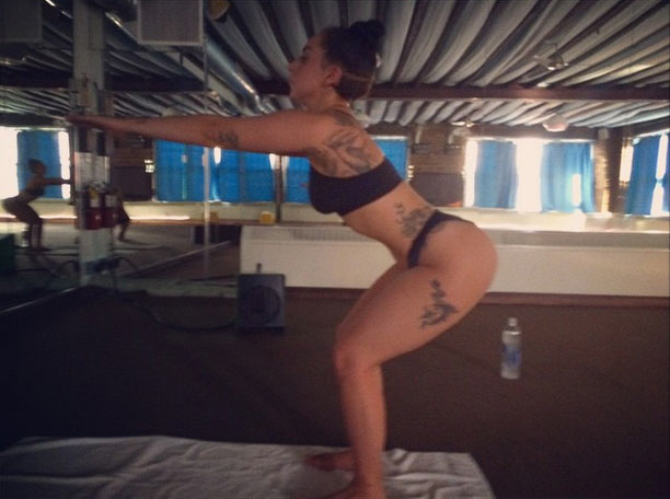  레이디 가가, 탄력있는 몸매 위 갖가지 문신                                                                                                                                                        