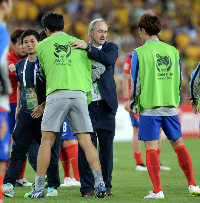  선수들 위로해 주는 슈틸리케 감독                                                                                                                                                                 