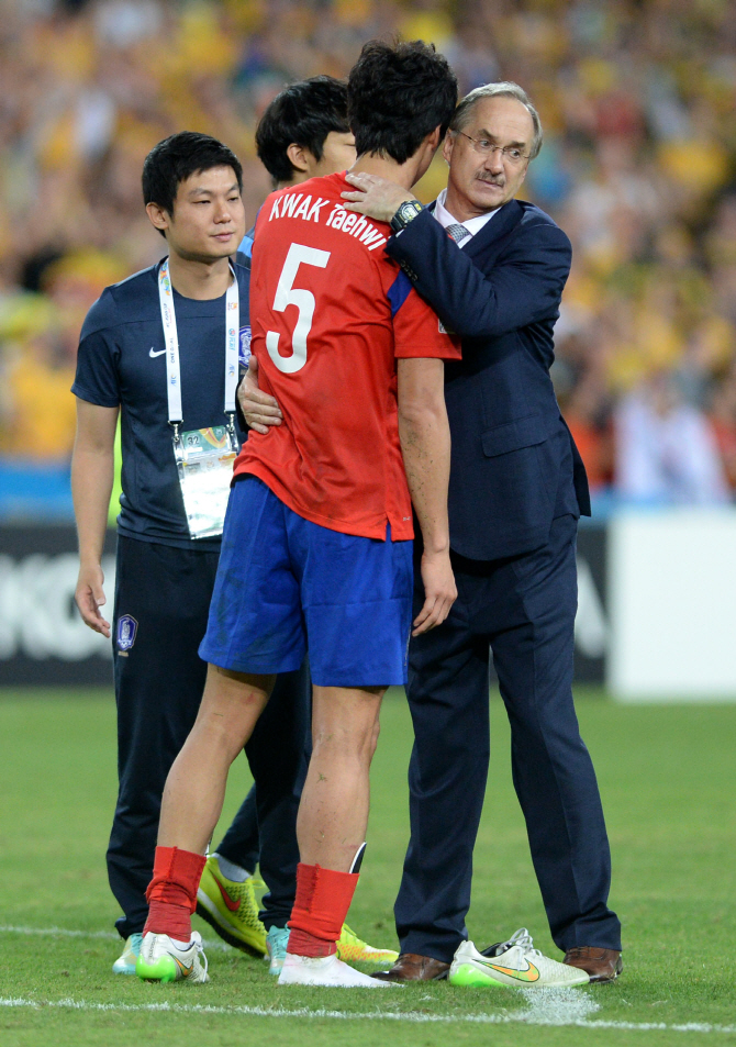  곽태휘 안아주는 슈틸리케 감독                                                                                                                                                                    