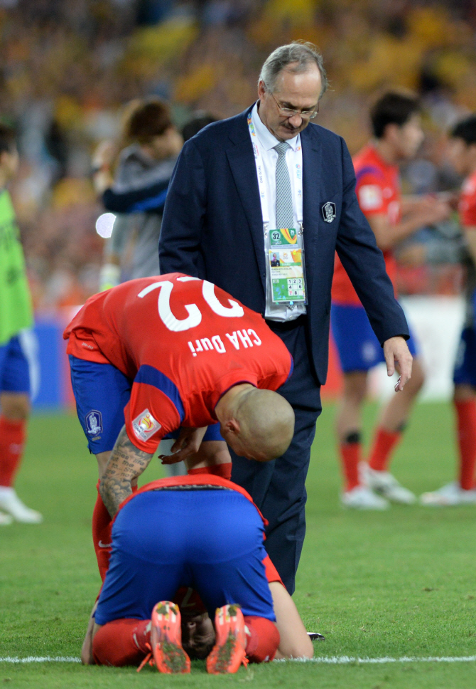  손흥민 위로하는 차두리                                                                                                                                                                           