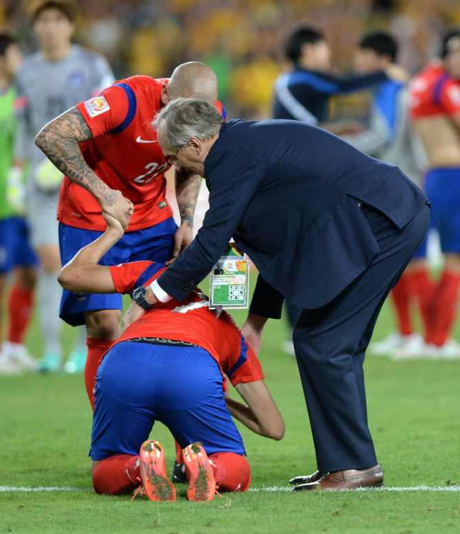  손흥민 일으켜 세우는 슈틸리케 감독                                                                                                                                                               