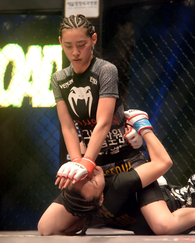  상대 선수 얼굴 누르는 박지혜                                                                                                                                                                     