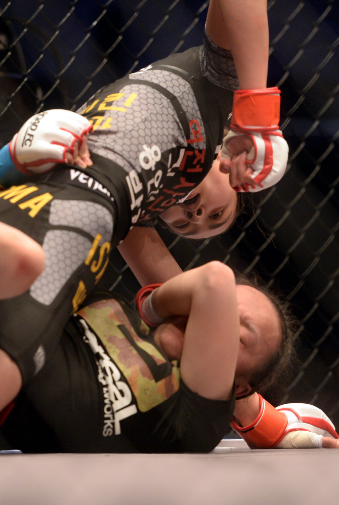  로드FC, 주먹 내리 꽂는 박지혜                                                                                                                                                                    