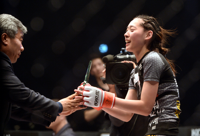  미소짓는 박지혜 2라운드 TKO 승!                                                                                                                                                                  