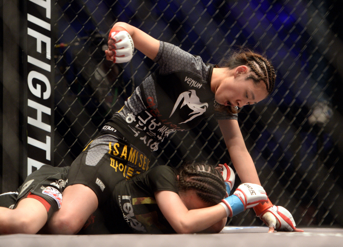 `미녀 파이터` 박지혜, 로드FC 데뷔전 TKO 승                                                                                                                                                              