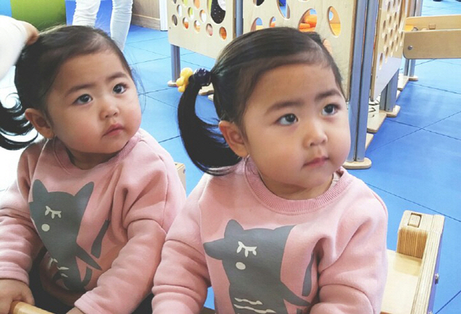 슈 쌍둥이 딸 `라희&라율`자매..똑같은 얼굴에 시선까지 "귀요미"