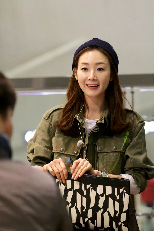  `꽃보다 할배` 최지우, 마주 앉은 이서진을 향한 미소                                                                                                                                               