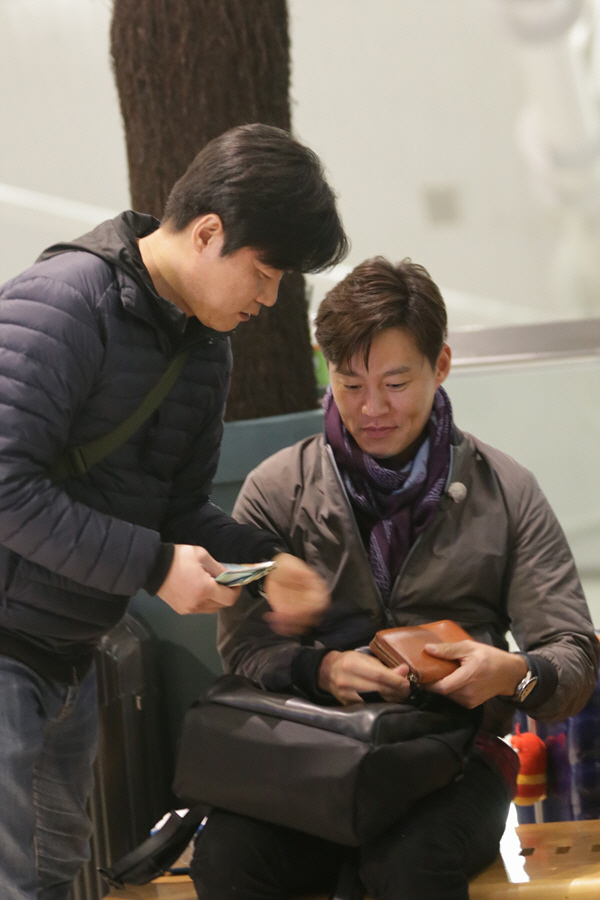 포토] `꽃보다 할배` 이서진, 나영석 Pd와 출국 전부터 밀당?