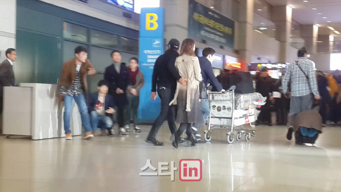 이병헌, 이민정 허리에 얹은 '매너손' 포착                                                                                                                                                