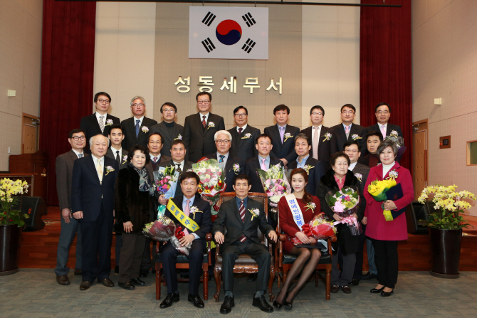 현영, 성동구 명예민원봉사실장 임명.."모범 납세 공로 인정"