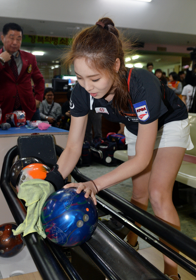 '공 닦는 신수지'                                                                                                                                                                       