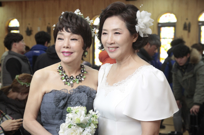  김수미-고두심, 단아한 드레스 차림                                                                                                                                                                