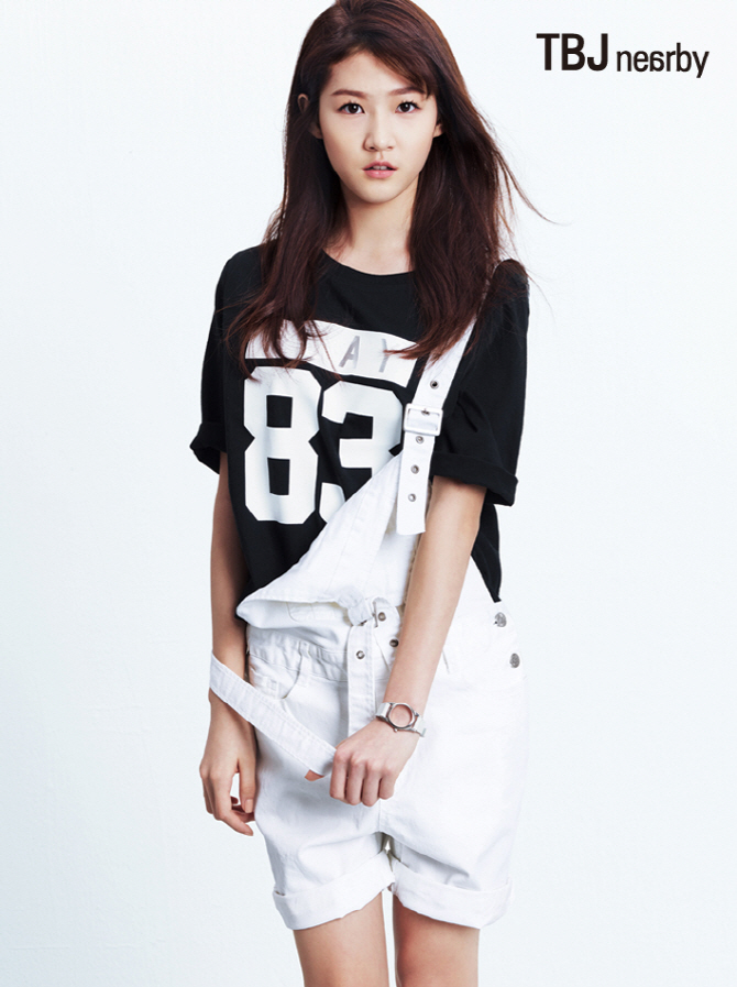 김새론 "이런 포즈는 어때요?"                                                                                                                                                            