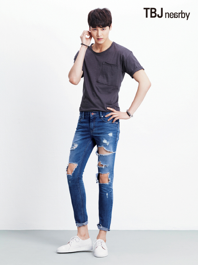 이태환, 모델이 따로 없는 우월한 비율                                                                                                                                                              