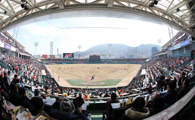 KBO "타석 이탈시 스트라이크 대신 벌금으로"