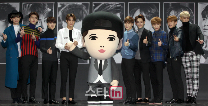 EXO 2집 컴백 쇼케이스 기자회견, 캐릭터 레이인형과 함께                                                                                                                                            