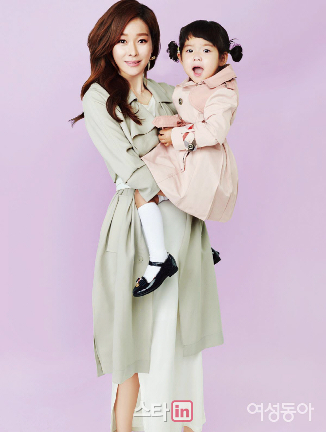 현영, 딸 다은이와 함께한 사랑스러운 화보 공개                                                                                                                                                           