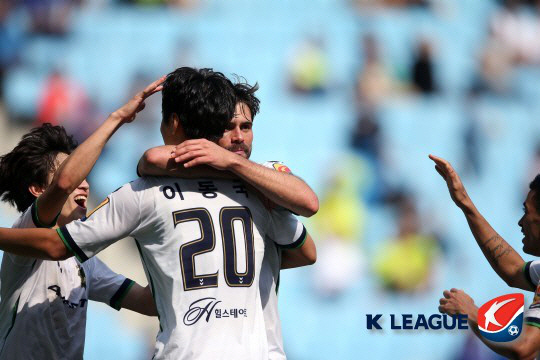 '에두 결승골' 전북, 울산에 2-1 승리...선두 독주체재