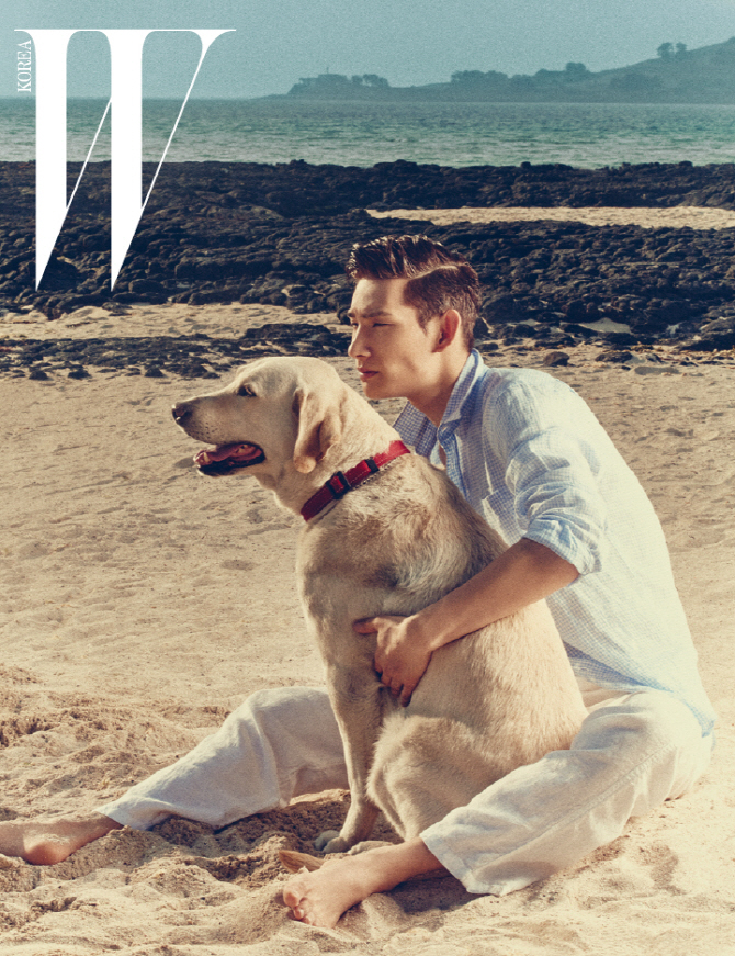  셔츠 풀어헤치고 모래사장에 개와 풀썩앉아.. 리조트 룩의 정석                                                                                                                                      