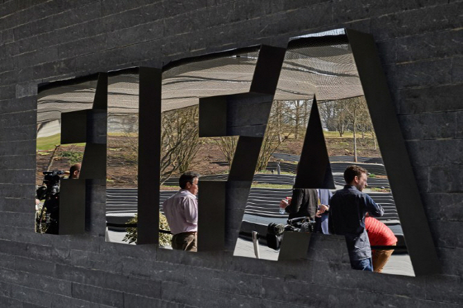 FIFA 고위관료들, 美 FBI에 체포...다음은 블래터 회장?