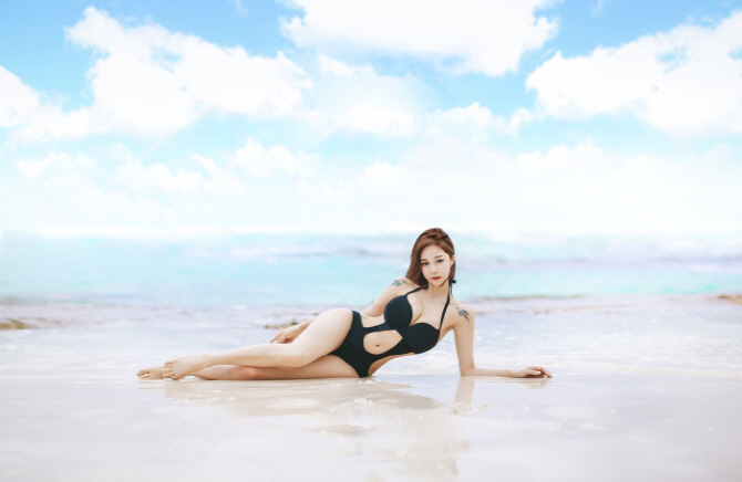 모델 조민영, 해변의 여인                                                                                                                                                                          